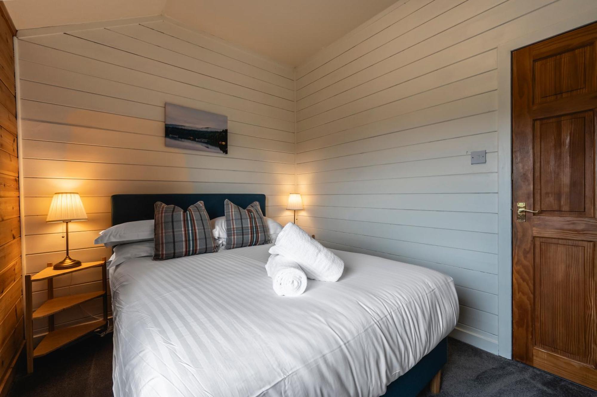 פיטלוצ'רי Kinnaird Woodland Lodges מראה חיצוני תמונה
