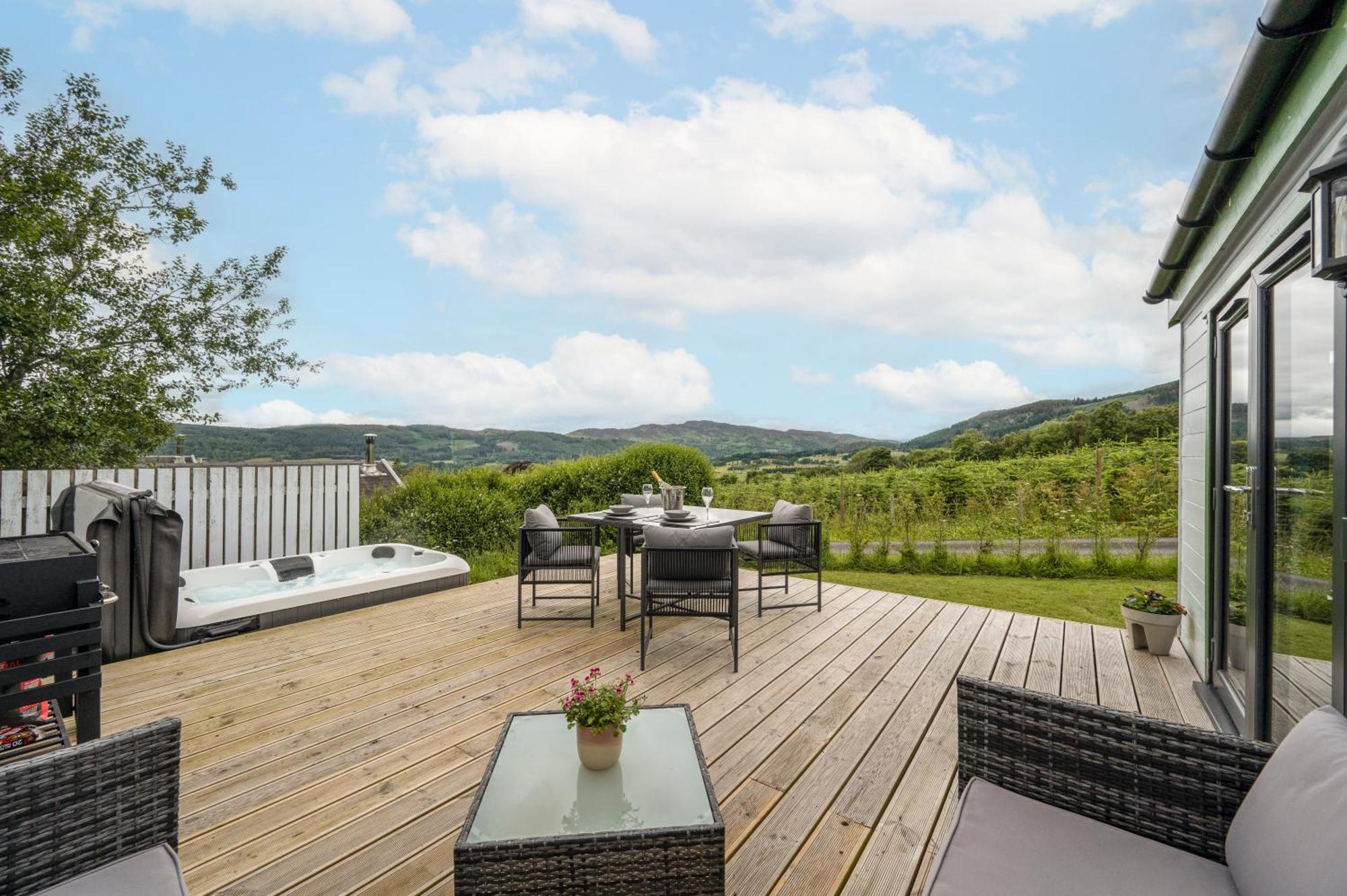 פיטלוצ'רי Kinnaird Woodland Lodges מראה חיצוני תמונה