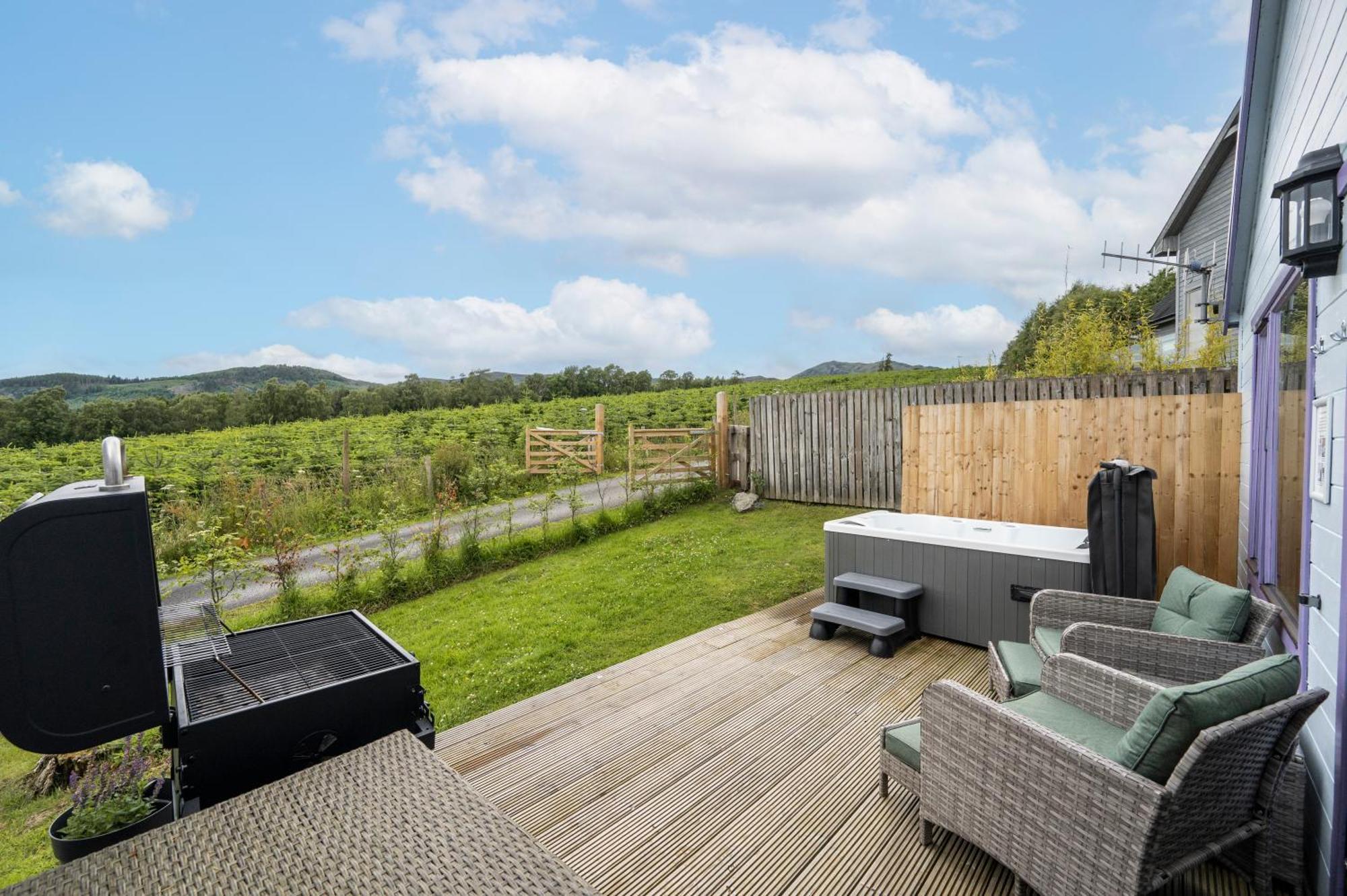 פיטלוצ'רי Kinnaird Woodland Lodges מראה חיצוני תמונה